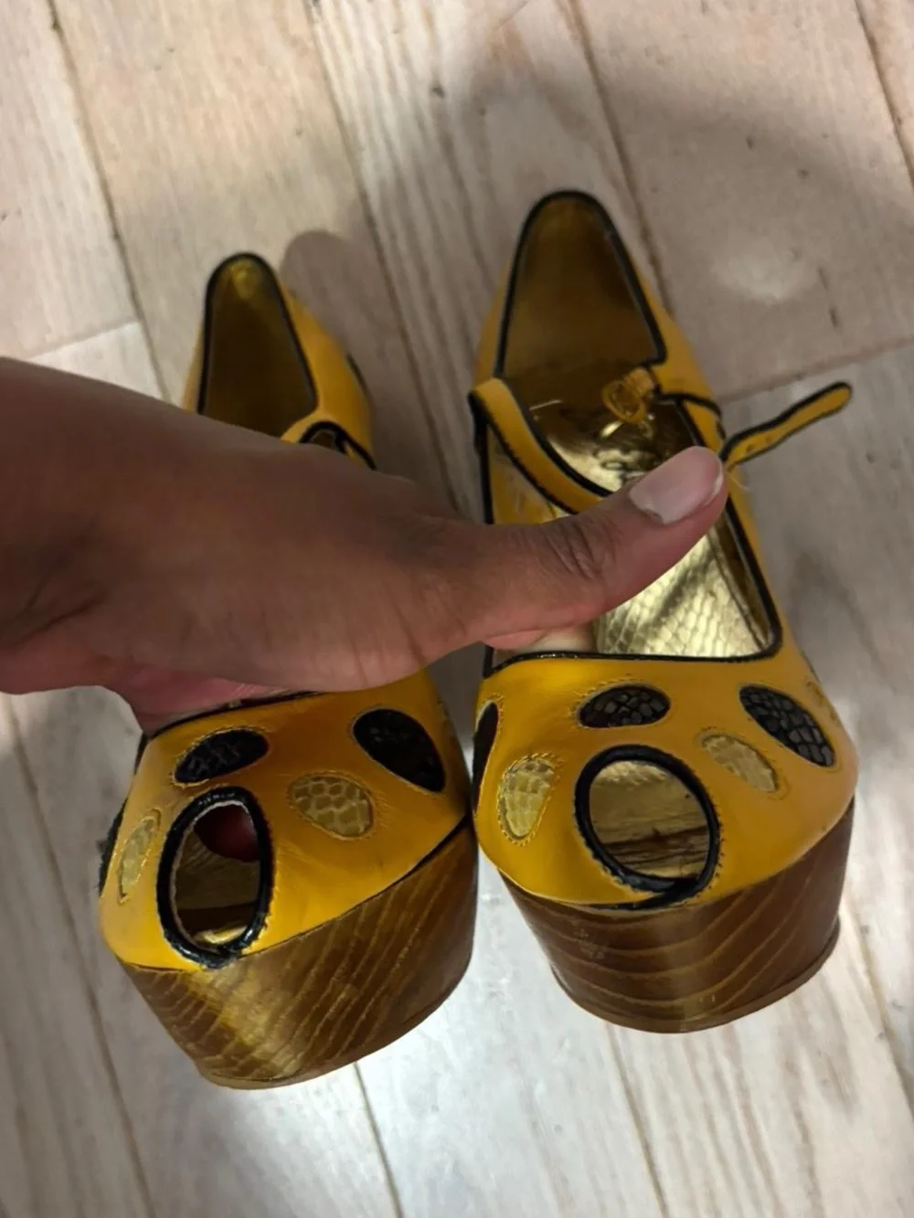 N/A stylish yellow